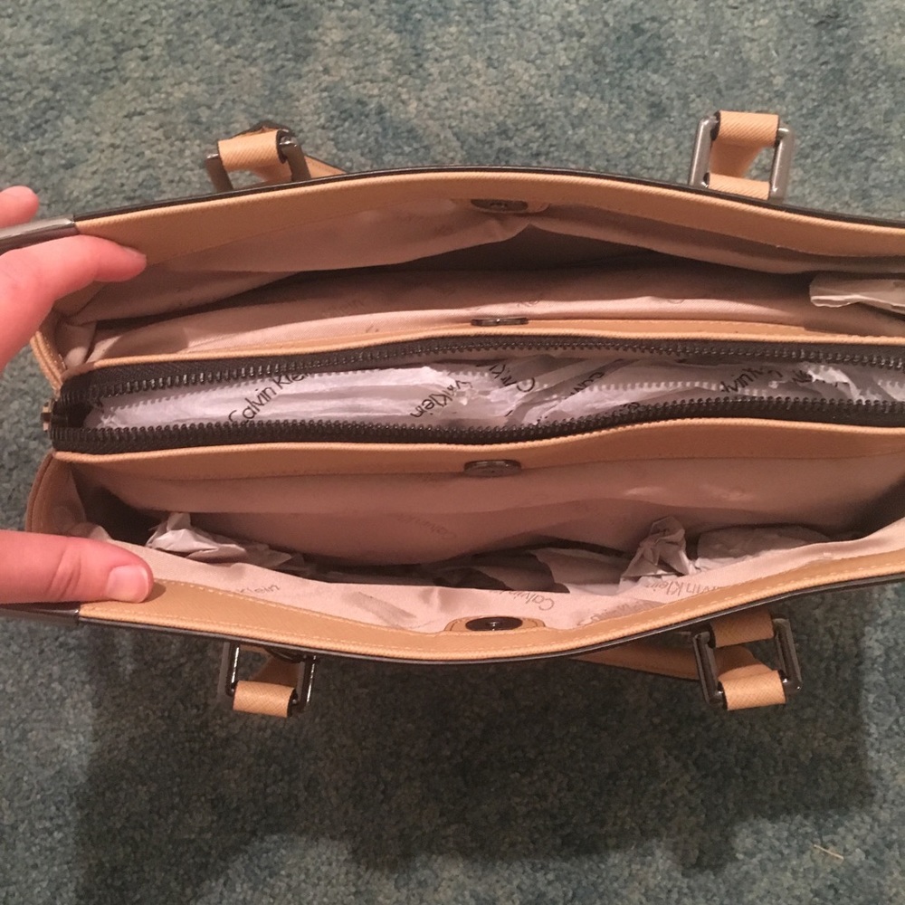 NWT‼️ Authentic Calvin Klein leather handbag - Picture 5 of 7